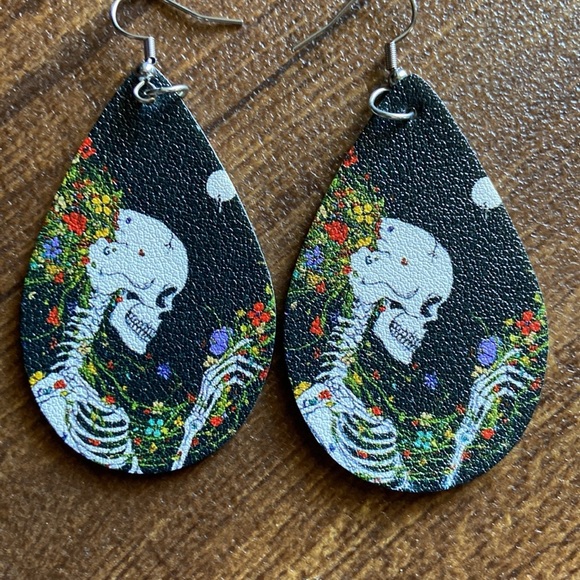 Flowers and skeleton soft pleather earrings - Picture 2 of 4